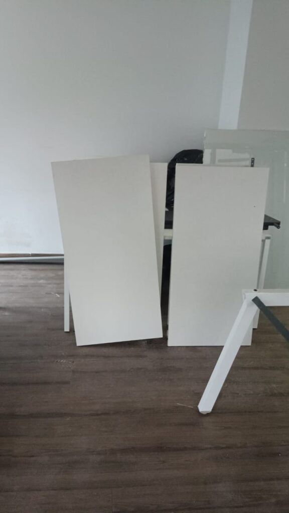 Partes dos móveis desmontadas para mudança de sala